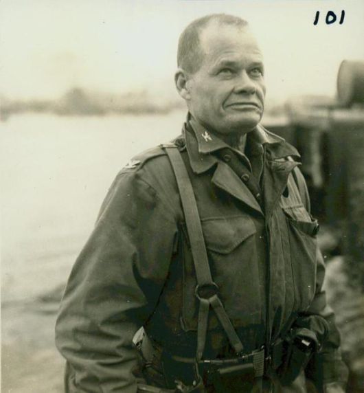 1950년 11월 장진호 전투에 참가한 루이스 풀러 미 해병 대령(해병1연대장). 그는 미 해병대 역사상 가장 많은 훈장과 표창을 받은 전설적인 해병 장교로, 나중에 중장까지 승진한다. 미 해병대