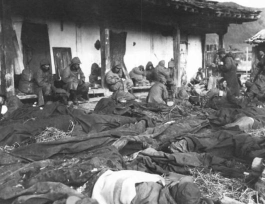 1950년 11월 말 또는 12월 초 장진호 서쪽 유담리에 설치된 미 해병대의 부상자 대기소 모습. 민가를 이용한 시설이다. 미 해병대