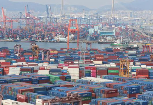 1일 부산항 신선대, 감만, 신감만 부두에 수출입 화물이 쌓여 있다. 연합뉴스