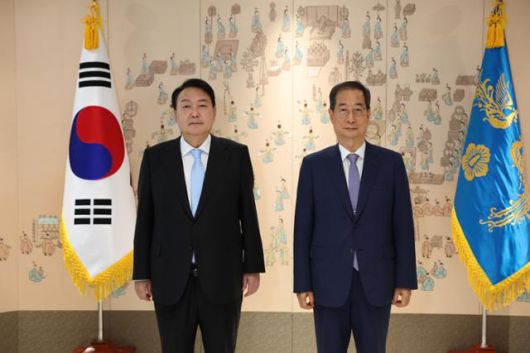 2022년 5월 21일 당시 윤석열 대통령이 대통령실에서 한덕수 국무총리에게 임명장을 수여한 뒤 기념촬영을 하고 있다. 대통령실사진기자단