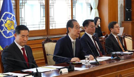 한덕수 대통령 권한대행이 윤석열 전 대통령이 파면된 4일 서울 정부서울청사에서 열린 국가안전보장회의(NSC)에서 발언하고 있다. 뉴시스