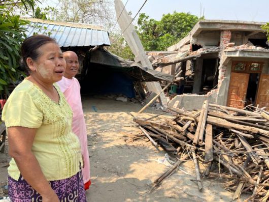 미얀마 규모 7.7 강진의 '진앙'으로 꼽히는 사가잉에서 3일 한 여승과 주민이 무너져 내린 주택을 안타까운 얼굴로 지켜보고 있다. 사가잉=허경주 특파원