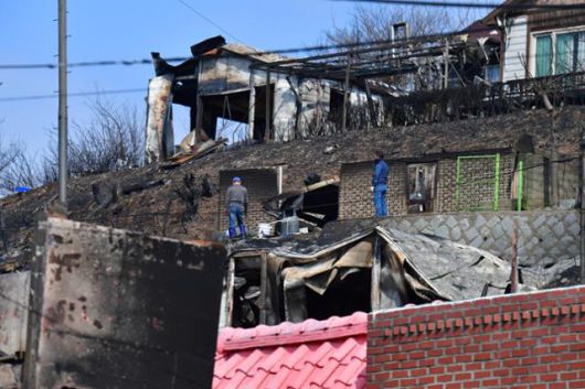 3일 산불 피해지역인 경북 영덕군 노물리에서 마을 주민들이 화마가 지나간 집을 힘없는 표정으로 지켜보고 있다. 뉴스1