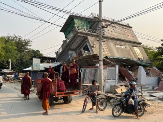 지난달 28일 발생한 미얀마 규모 7.7 강진의 '진앙'으로 꼽히는 사가잉에서 3일 한 건물이 반쯤 기울어져 있다. 붕괴 위험이 커지자 인근에 머물던 스님들이 차량을 타고 다른 곳으로 이동하고 있다. 사가잉=허경주 특파원