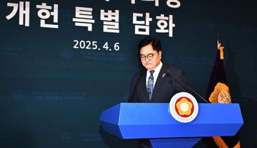 우원식 국회의장이 6일 국회 사랑재에서 개헌 특별 담화를 발표하기 위해 발언대로 나오고 있다. 고영권 기자