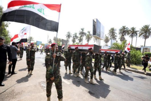 친이란 이라크 민병대 지지자들이 수도 바그다드 중심가에서 이틀 전 미군 공습으로 숨진 민병대원을 추모하는 행진을 벌이고 있다. 바그다드=EPA 연합뉴스