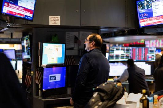 8일 미국 뉴욕 증권거래소에서 트레이더가 심각한 표정으로 시황을 지켜보고 있다. 뉴욕=EPA 연합뉴스