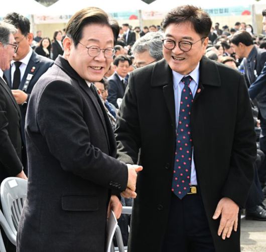 이재명(왼쪽) 더불어민주당 대표와 우원식 국회의장이 지난 3일 제주특별자치도 4·3 평화공원에서 열린 '77주년 4·3 희생자 추념식'에서 인사하고 있다. 왕태석 선임기자