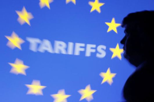도널드 트럼프 미국 대통령의 조각 뒤로 유럽연합기와 관세라는 글자가 보이고 있다. 로이터 연합뉴스