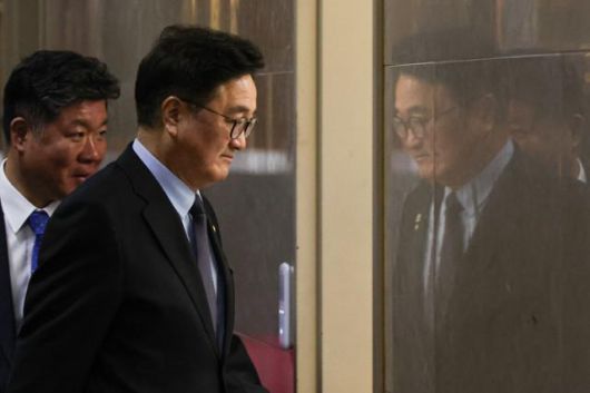 우원식 국회의장이 8일 서울 여의도 국회로 출근하고 있다. 뉴시스