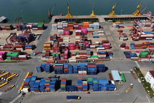 지난 3일 캄보디아 프놈펜의 한 항구에 컨테이너가 잔뜩 쌓여있다. 프놈펜=AFP 연합뉴스