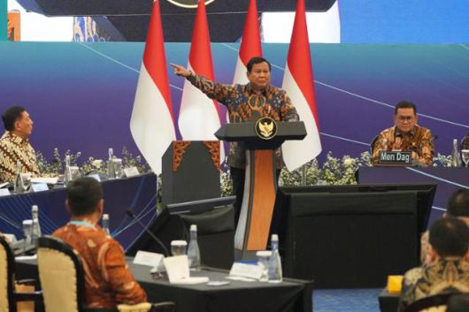 프라보워 수비안토(왼쪽 두 번째) 인도네시아 대통령아 8일 자카르타에서 열린 경제 모임에서 도널드 트럼프 미국 행정부의 관세 방침에 대해 이야기 하고 있다. 자카르타=AP 연합뉴스