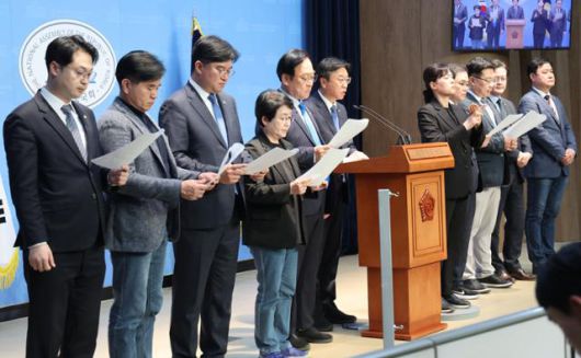 더불어민주당 초선 의원 모임 '더민초' 의원들이 9일 서울 여의도 국회 소통관에서 한덕수 대통령 권한대행 국무총리를 향해 이완규·함상훈 헌법재판관 후보자 지명 철회를 촉구하고 있다. 연합뉴스