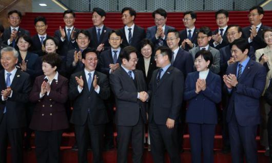 이재명 더불어민주당 대표가 9일 오전 서울 여의도 국회에서 대표직 사퇴 후 최고위원 등 당관계자들과 기념촬영을 마친 뒤 박찬대 원내대표와 악수하고 있다. 고영권 기자