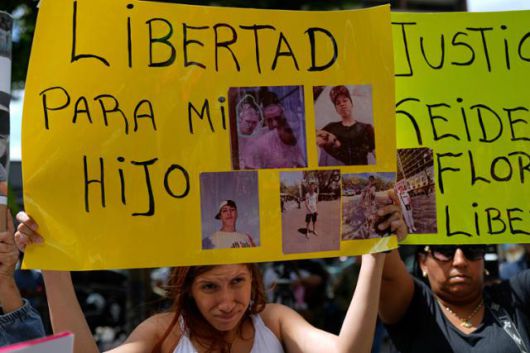 도널드 트럼프 미국 행정부가 지난달 엘살바도르로 강제 이송한 베네수엘라 이민자들의 가족들이 9일 베네수엘라 수도 카라카스에 위치한 유엔 건물 앞에서 시위를 벌이고 있다. 카라카스=AP 뉴시스