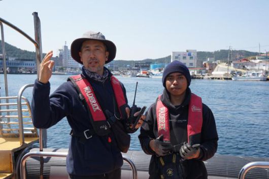 전대헌(왼쪽) 한국해양구조대 영덕구조대장이 8일 경북 영덕군 축산항에서 인도네시아 선원 사푸트라 비키 셉타 에카와 산불 때 주민을 구조한 상황을 설명하고 있다. 영덕=김정혜 기자