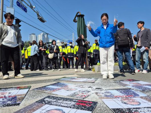 대구지역 시민단체 등이 11일 오전 대구 북구 대구시청 산격청사 앞에서 홍준표 대구시장 퇴임 기념 기자회견을 열고 소금 투척 퍼포먼스를 펼치고 있다. 대구=김재현 기자