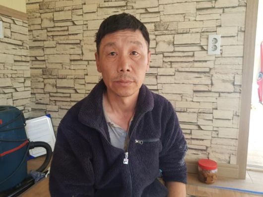 4일 부산 수영구 자택에서 만난 덕성원 피해생존자협의회 대표 안종환씨가 어린 시절의 처참했던 삶에 대해 털어놓고 있다. 부산=권경훈 기자