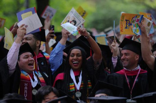 2023년 5월 미국 메사추세츠주 캠브리지에서 하버드대생들이 졸업장을 받고 환호하고 있다. 캠브리지=로이터 연합뉴스