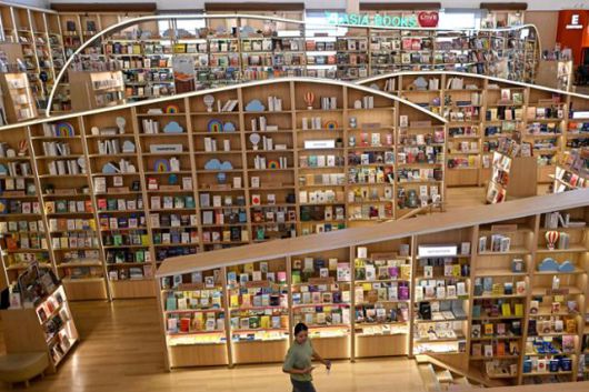 한 시민이 2월 태국 방콕에 있는 쇼핑몰 내 서점에서 책장 사이를 걸어가고 있다. 방콕=AFP 연합뉴스