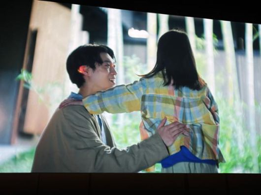 남성의 형태를 한 로봇인 안드로이드(왼쪽)가 어린 아이를 안으며 웃고 있다. 이 영상은 13일 일본 오사카 유메시마에서 개막한 2025 오사카·간사이만국박람회(오사카엑스포) '생명의 미래관'에 전시됐다. 오사카=류호 특파원