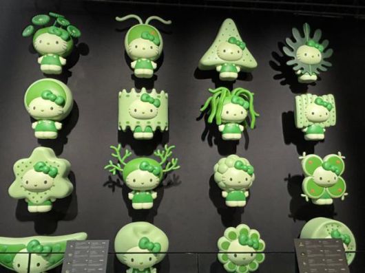 2025 오사카·간사이만국박람회(오사카엑스포)가 일본 오사카 유메시마에서 개막한 13일 일본관에 해조류로 만든 신소재와 일본 캐릭터 헬로 키티를 결합해 만든 작품이 전시돼 있다. 오사카=류호 특파원