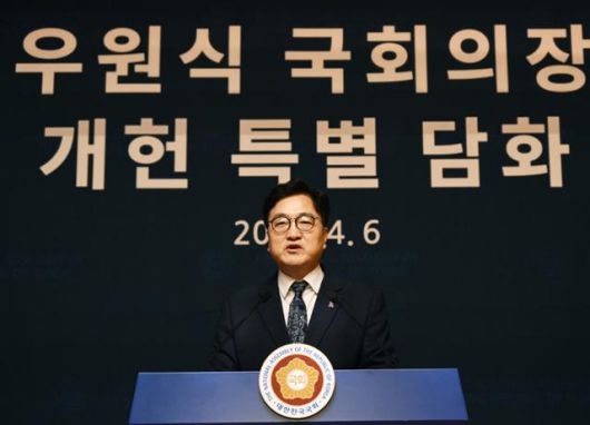 우원식 국회의장이 6일 국회 사랑재에서 특별 담화를 열고 차기 대선과 개헌 국민투표를 동시에 실시하자고 제안하고 있다. 고영권 기자