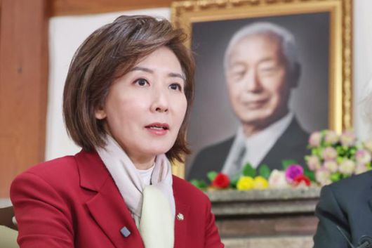 국민의힘 대선후보 경선에 뛰어든 나경원 의원이 13일 오후 서울 종로구 이화장을 찾아 이영일 전 의원과 환담을 나누고 있다. 뉴스1