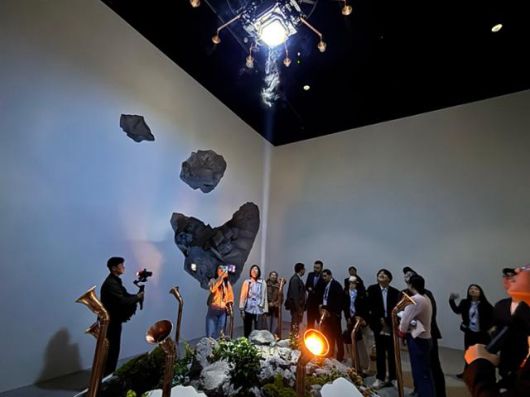 2025 오사카·간사이만국박람회(오사카엑스포)가 개막한 13일 일본 오사카 유메시마 엑스포 회장 내 마련된 한국관을 찾은 관람객들이 참여형 전시를 즐기고 있다. 관객이 파이프 형태의 설치물에 입김을 불면 천장에 설치된 수소 장치에서 물이 떨어진다. 오사카=류호 특파원