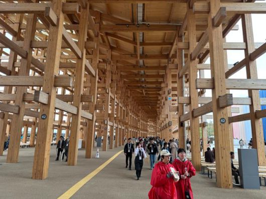 2025 오사카·간사이만국박람회(오사카엑스포)가 일본 오사카 유메시마에서 개막한 13일 관람객들이 엑스포를 상징하는 구조물인 '그랜드 링' 밑을 걷고 있다. 오사카=류호 특파원