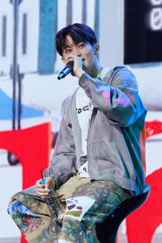 '더 퍼스트 프루트'는 마크가 태어난 1999년부터 엔시티 마크로 데뷔한 이후 첫 솔로 앨범을 발매하게 된 지금까지의 여정을 담았다. SM엔터테인먼트 제공