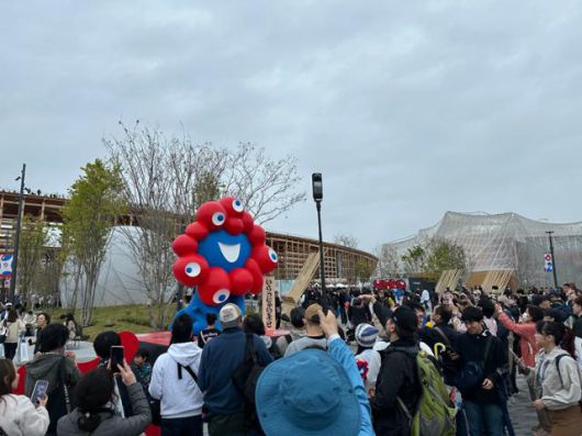 2025 오사카·간사이만국박람회(오사카엑스포)가 일본 오사카 유메시마에서 개막한 13일 관람객들이 회장에 설치된 오사카엑스포 마스코트 '먀쿠먀쿠' 조형물을 찍고 있다. 오사카=류호 특파원