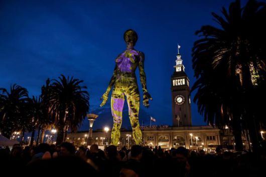 10일 미국 캘리포니아주 샌프란시스코의 엠바카데로 광장에 설치된 조각가 마코 코크란의 작품 ‘R-에볼루션(R-Evolution)’이 조명을 받아 빛나고 있다. 샌프란시스코=AP 뉴시스