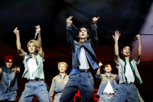 보이그룹 엔하이픈이 12일 미국 캘리포니아주 인디오에서 열린 코첼라밸리뮤직앤드아츠페스티벌에서 공연하고 있다. 인디오=EPA 연합뉴스