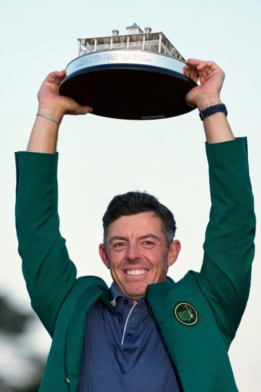 그린 재킷을 입은 매킬로이가 트로피를 들어 올리고 있다. 오거스타=AP 연합뉴스