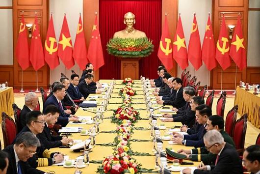 14일 베트남 하노이 공산당 중앙위원회에서 시진핑(왼쪽 앞에서 다섯 번째) 중국 국가주석이 베트남 권력 서열 1위 또럼 서기장(오른쪽 앞에서 다섯 번째)과 회담을 하고 있다. 하노이=로이터 연합뉴스