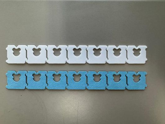 ㈜샤니의 식빵 포장재를 여미는 데 썼던 플라스틱 클립(위)과 새로 도입한 종이 클립. SPC 제공