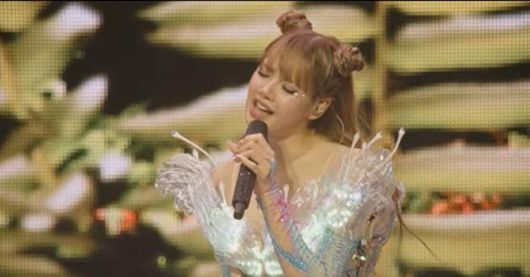 그룹 블랙핑크 멤버 리사가 솔로 가수로서 11일 미국 캘리포니아주 인디오에서 열린 코첼라밸리뮤직앤드아츠페스티벌에서 공연하고 있다. 유튜브 캡처