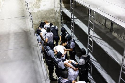 베네수엘라 범죄조직 트렌 데 아라구아 및 MS-13 조직원으로 분류돼 미국에서 추방된 범죄자들이 12일 엘살바도르 테콜루카에 있는 테러감금센터(CECOT)에 수감되고 있다. 테콜루카=로이터 연합뉴스