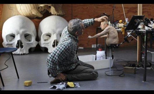 고티에 드블롱드가 만든 영화 '치킨_맨'에서 등장한 론 뮤익. 국립현대미술관 제공