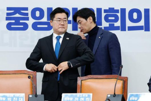 박찬대 더불어민주당 당대표 직무대행 겸 원내대표가 14일 서울 여의도 국회에서 열린 중앙위원회의에 입장하고 있다. 뉴스1