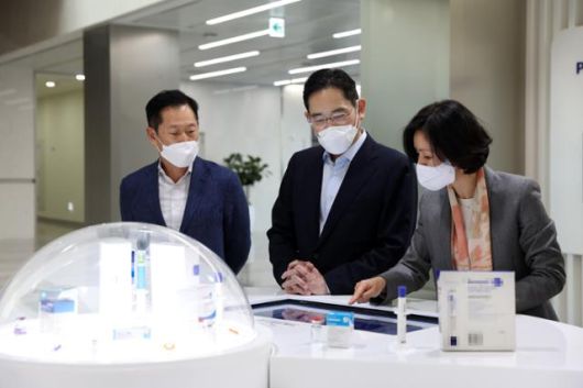 이재용(가운데) 삼성전자 회장이 2022년 10월 인천 송도 삼성바이오에피스 본사를 방문해 바이오시밀러 개발 성과에 대해 설명을 듣고 있다. 삼성전자 제공