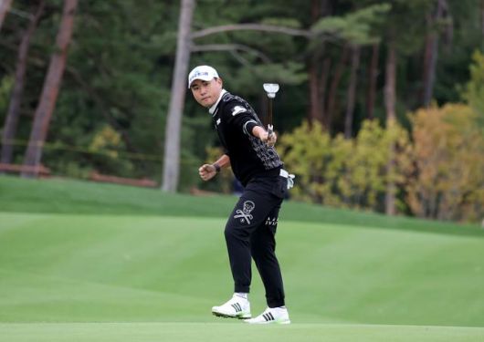 올해 장유빈이 떠난 KPGA 투어를 지배할 강력한 후보로 조우영이 꼽힌다. 조우영이 지난해 10월 더채리티클래식에서 우승 퍼트를 성공한 뒤 기뻐하고 있다. KPGA 제공