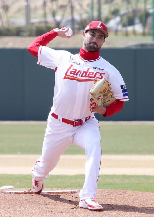 화이트가 6일 두산과 퓨처스리그 경기에서 역투하고 있다. SSG 제공