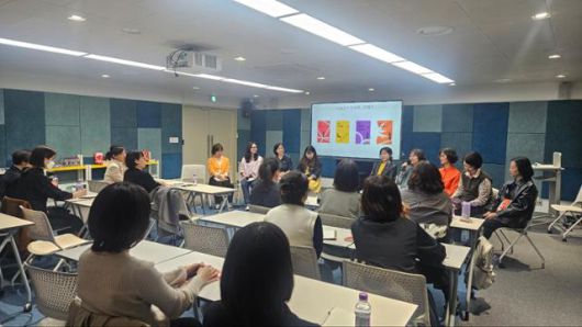 다움북클럽 편집위원들이 15일 서울 마포구 마포출판문화진흥센터에서 '오늘의 어린이책4' 출간 기념 북토크를 열고 있다. 다움북클럽 제공