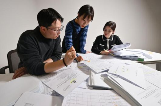 서울 중구 한국일보 본사에서 본보 엑설런스랩 김동욱, 한소범, 김지현 기자가 여론조사 관련 자료를 들여다보고 있다. 최주연 기자