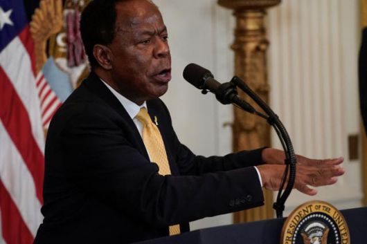 레오 테렐 미국 법무부 반유대주의 퇴치 태스크포스 수장이 2월 20일 미국 워싱턴의 백악관에서 연설하고 있다. 워싱턴=로이터 연합뉴스