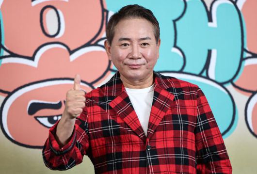 코미디언 이봉원이 17일 서울 마포구 스탠포드호텔에서 열린 예능 프로그램 '대결! 팽봉팽봉' 제작발표회에 참석해 포즈를 취하고 있다. 뉴스1