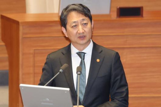 안덕근 산업통상자원부 장관이 15일 경제 분야 대정부질문이 진행된 국회 본회의에서 주철현 더불어민주당 의원 질문에 답하고 있다. 연합뉴스