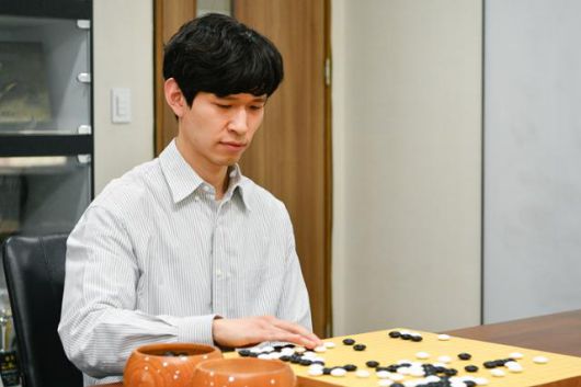 지난 11일 서울 성동구 한국기원에서 만난 이지현 9단이 최근 ‘제26기 맥심커피배 입신최강전’에서 세계 랭킹 1위인 신진서 9단과 가진 결승 3국을 복기하고 있다. 이 9단은 3판2선승제(3번기)로 진행된 ‘제26기 맥심배’에서 신 9단에게 2승1패로 승리, 우승컵을 차지했다. 남동균 인턴기자